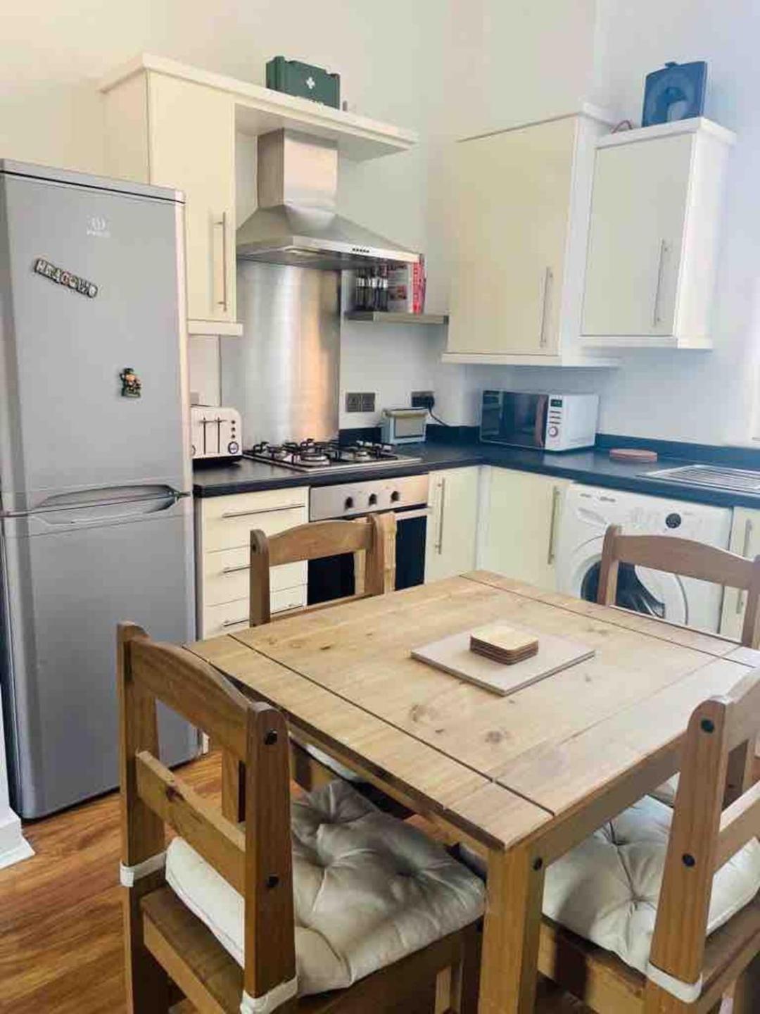 2 Bed Self Contained Apartment Wrexham Exterior foto